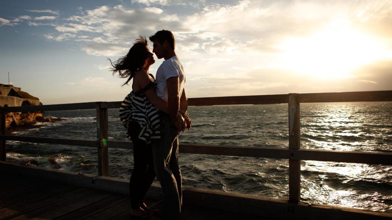 మెటల్ తో చేసిన బెడ్ల కంటే చెక్కతో చేసిన బెడ్ లు చాలా ఉత్తమం. అలాగే గోడలపై రంగుల వల్ల కూడా దంపతుల మధ్య కలహాలు ఏర్పడవచ్చు. బెడ్ రూమ్ లో లేత రంగులను మాత్రమే వాడాలి. ఈశాన్య ప్రాంతంలో నీలం లేదా ఊదా రంగులు ఉండేలా చూసుకోవాలి. అలాగే కాంతి అనేది లోపలికి వచ్చేలా చూడాలి. 