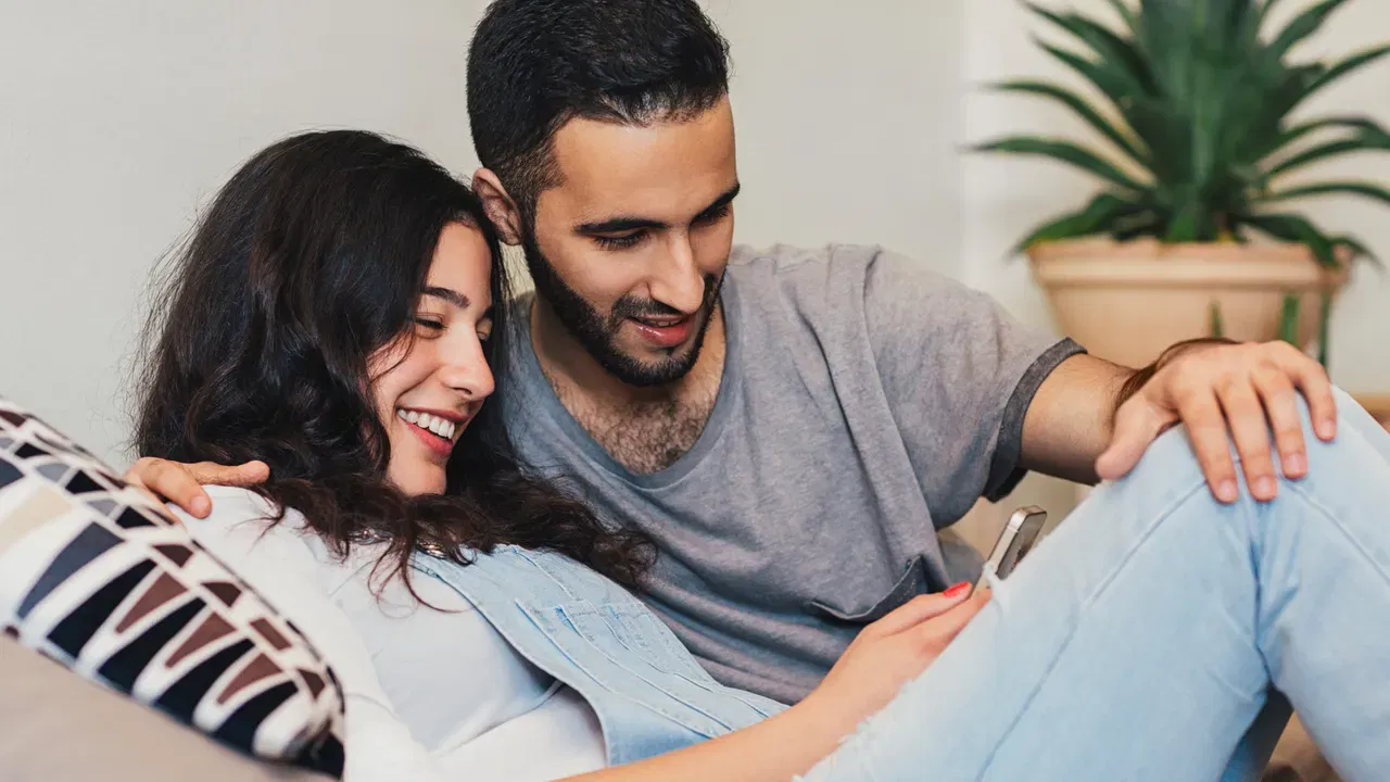 మాస్టర్ బెడ్ రూమ్ లేదా బెడ్ రూమ్ అనేది నైరుతి ప్రాంతంలో ఉండేలా చూసుకోండి. దీని వల్ల ఇద్దరి మధ్య కెమిస్ట్రీ బాగా కుదురుతుంది. బెడ్ రూమ్ ని ఎప్పుడూ నీటిగా, అందంగా ఉంచుకోండి. చిందర వందరగా ఉంటే జీవితం కూడా అలాగే ఉంటుంది. అలాగే వంట గది ఆగ్నేయ దిశలో ఉండేలా చూసుకోండి. దీని వల్ల భాగస్వాములిద్దరికీ మానసిక ఆనందం ఉంటుంది. 