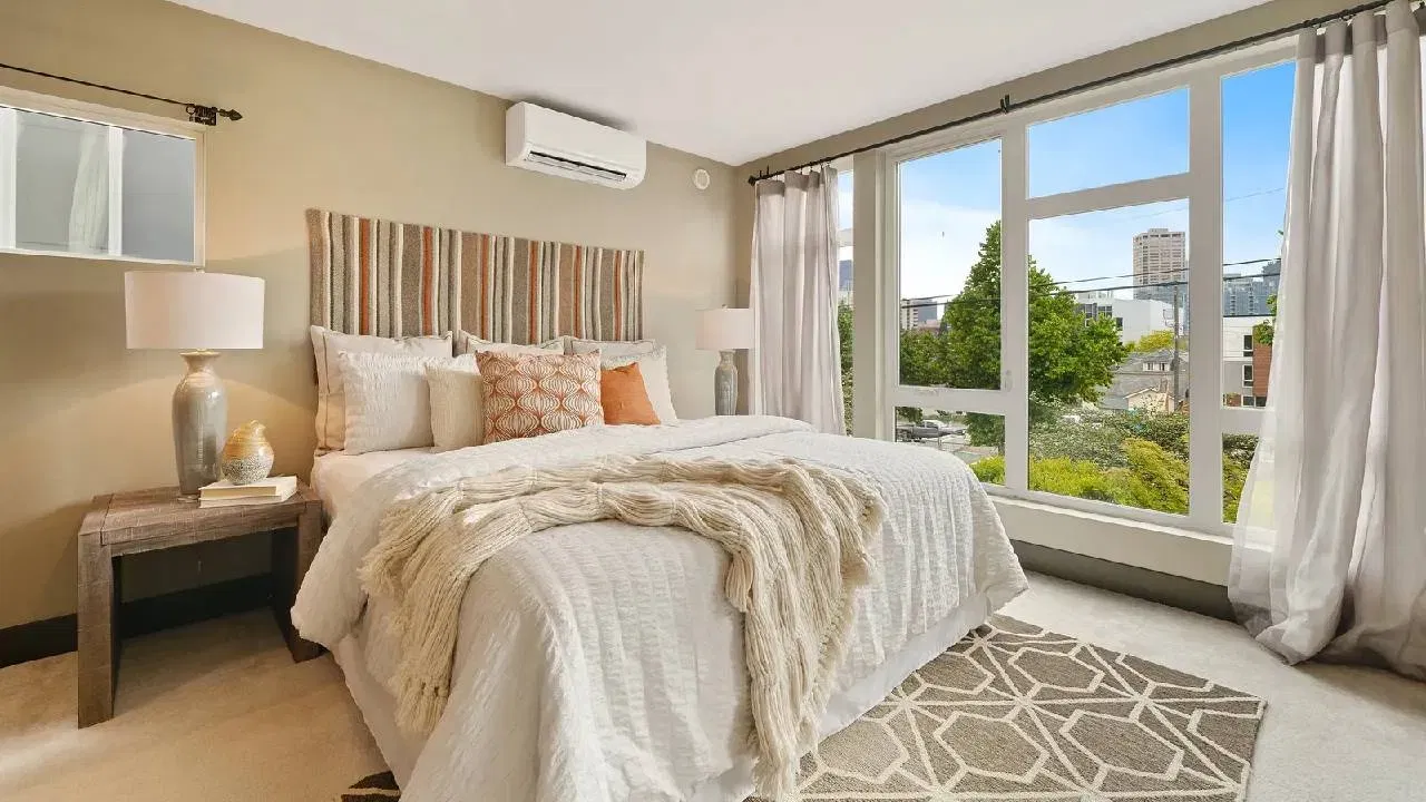 పడుకునేటప్పుడు తలను దక్షిణం వైపు, కాళ్లు ఉత్తరం వైపు ఉండాలి. ఈ స్థానం మంచి సంబంధానికి దారి తీస్తుంది. పెళ్లైన జంటలు తమ అలంకరణ వస్తువులు ఒకే చోట ఉంచుకోవాలి. మీ పడక గదిలో టీవీ లేదా కంప్యూటర్ వద్ద ఉంచుకోకూడదు. 