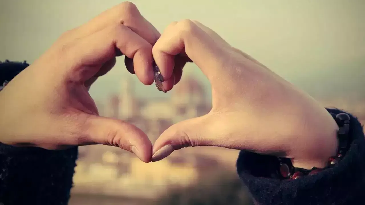 బెడ్ రూమ్ లో చనిపోయిన వ్యక్తుల ఫొటోలు ఉంచుకోకూడదు. గదిలో పడుకునే సమయంలో భార్యాభర్తల ముఖాన్ని చూడగలిగే అద్దం ఉంటే అది సంబంధానికి ఏ మాత్రం మంచిది కాదు. దంపతులు పడుకునే మంచం ఒకటే అయి ఉండాలి. రెండు చిన్న మంచాలను కలిపి ఒకటిగా చేయకూడదు.