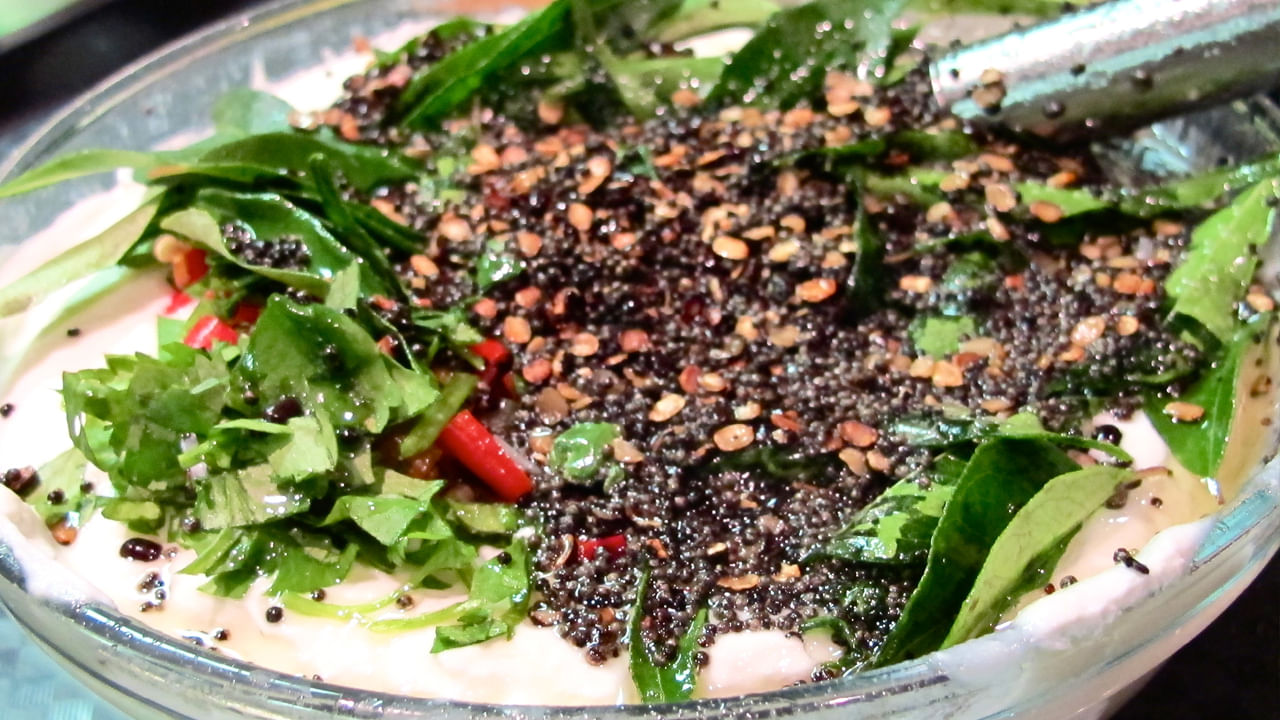 జీర్ణక్రియ: కరివేపాకులను ప్రతిరోజూ తీసుకుంటే జీర్ణక్రియ మెరుగుపడుతుంది. గ్యాస్, మలబద్ధకం, తిమ్మిరి వంటి కడుపు సంబంధిత సమస్యల నుండి ఉపశమనం పొందవచ్చు.