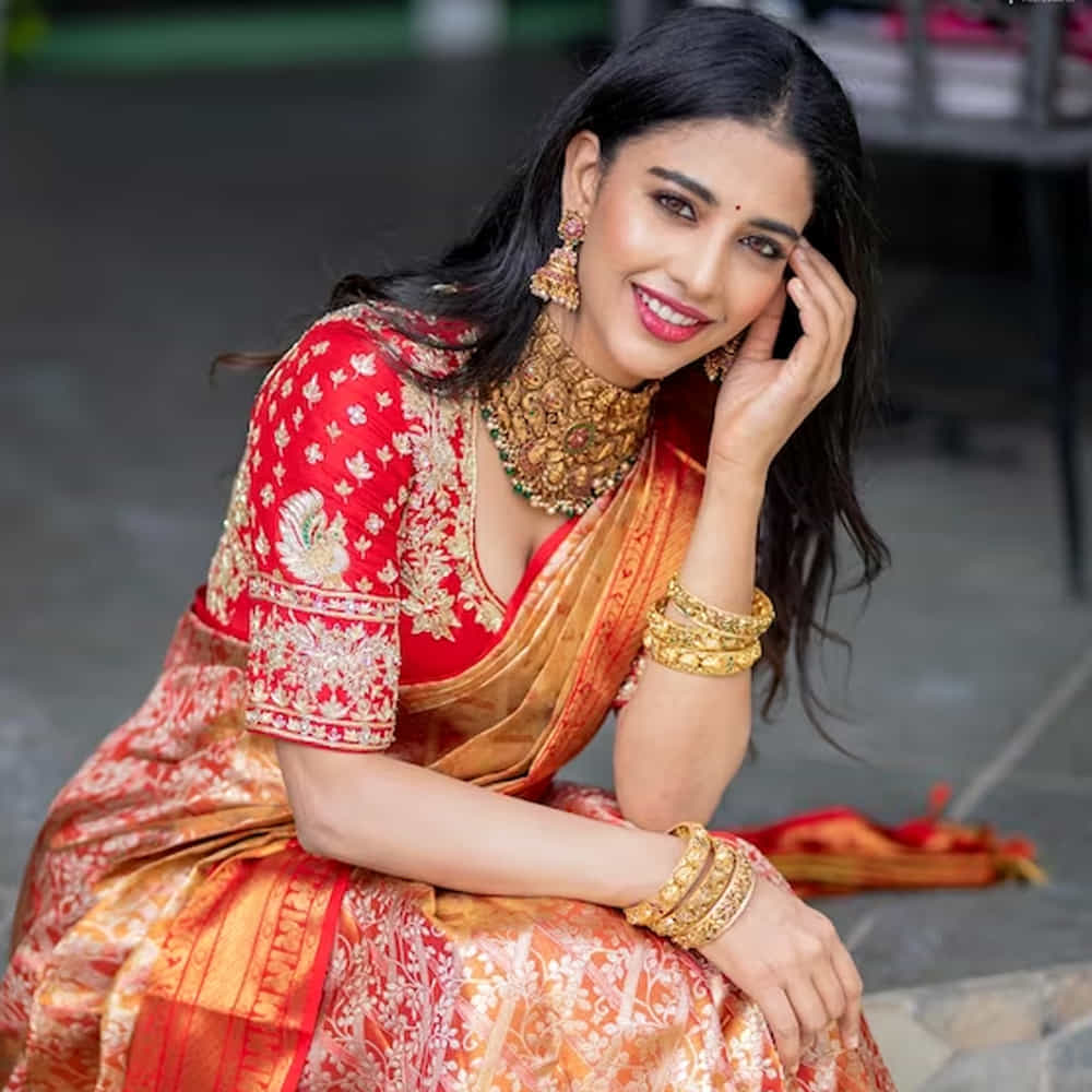 ఈ సినిమా తర్వాత రీసెంట్ గా మాస్ మహారాజ రవితేజ హీరోగా నటించిన రావణాసుర సినిమాలో హీరోయిన్ గా నటించింది దక్ష.