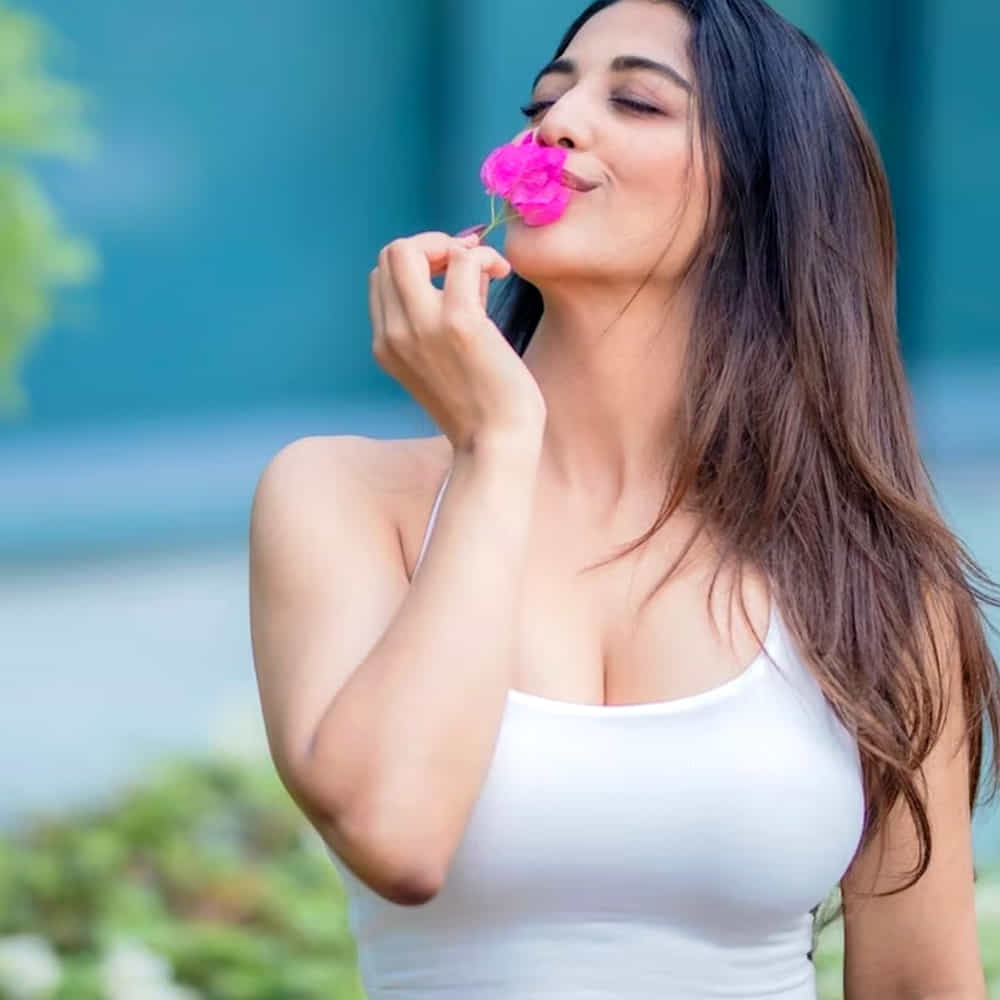 ఇక ఈ బ్యూటీకి ప్రస్తుతం సినిమా ఆఫర్స్ అంతగా లేవు. కానీ సోషల్ మీడియాలో మాత్రం మంది డిమాండ్ ఉంది ఈ బ్యూటీ. హాట్ హాట్ ఫొటోలతో నెటిజన్స్ ను కవ్విస్తోంది.