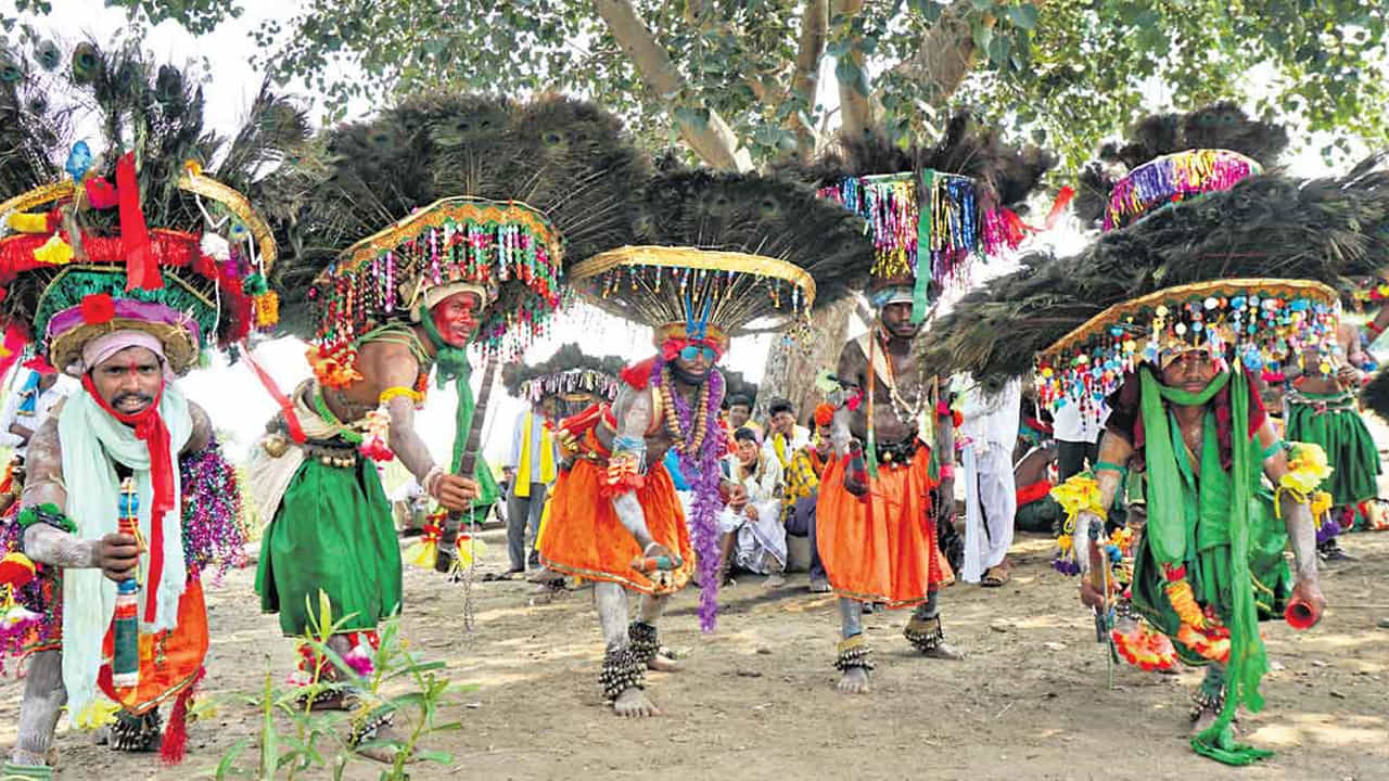 ఉమ్మడి ఆదిలాబాద్ లో ముఖ్యంగా బోథ్ , ఖానాపూర్ , ఆసిపాబాద్ నియోజక వర్గాల్లో ఆదివాసీలదే ఆదిపత్యం కావడంతో వారి ఓట్లను ఎంత ఎక్కువ రాబట్టుకుంటే విజయానికి అంత చేరువ అవుతామనే ఆలోచనలో ఆదివాసీ నేతలతో పాటు లంబాడా సామాజిక వర్గ నేతలు సైతం ప్రత్యేక ఏర్పాట్లు చేసుకుంటున్నారు. ఈ మూడు ఎస్టీ నియోజక వర్గాలతో పాటు.. ఆదివాసీ ఓట్లు బలంగా ఉన్న ఆదిలాబాద్ , సిర్పూర్ నియోజకవర్గాల్లోను నేతలు దండారి పైనే దండిగా ఆశలు పెట్టుకున్నారు.