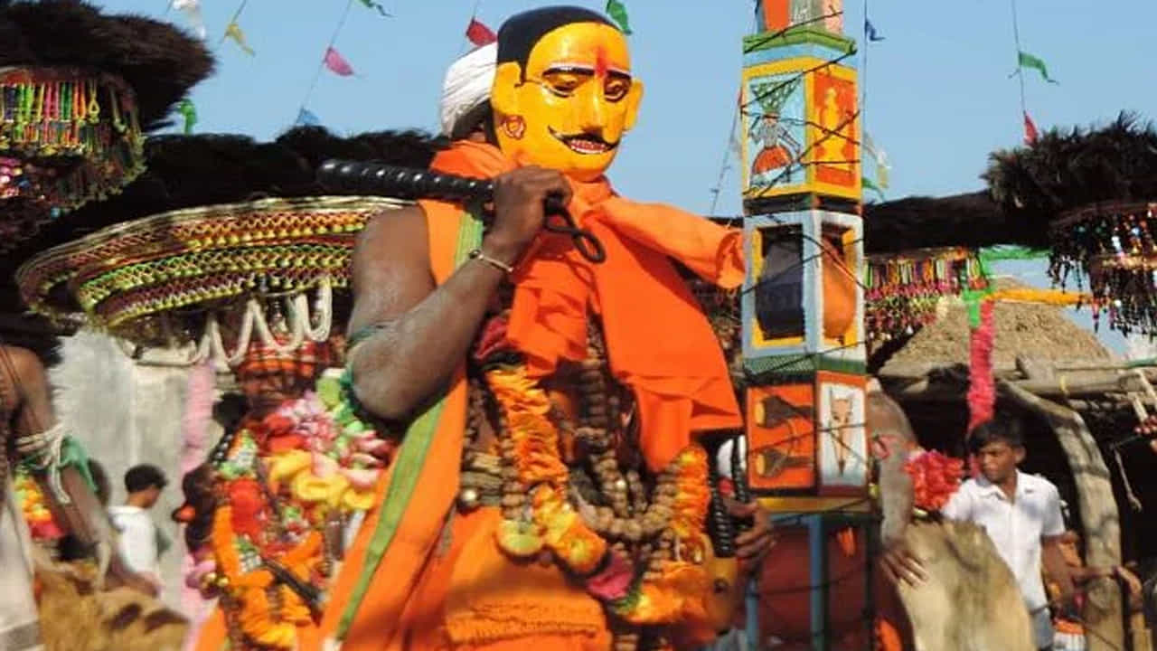 వీటన్నింటి నైవేధ్యం సమర్పించడంతో దండారీ వేడుకలు మొదలవుతాయి. ఒక ఊరి నుండి దండారి బృందం రెండు, మూడు ఊళ్లకు విడిదికి వెళ్లడం ఆనవాయితీ. తెల్లని ధోతులు, నడుము.. తలకూ తెల్లని రుమాలు.. ఎరుపు, ఆకుపచ్చ రంగుల పట్కాలు కట్టుకొని... కోలలు పట్టుకొని నృత్యాలు చేస్తారు గుస్సాడీలు.