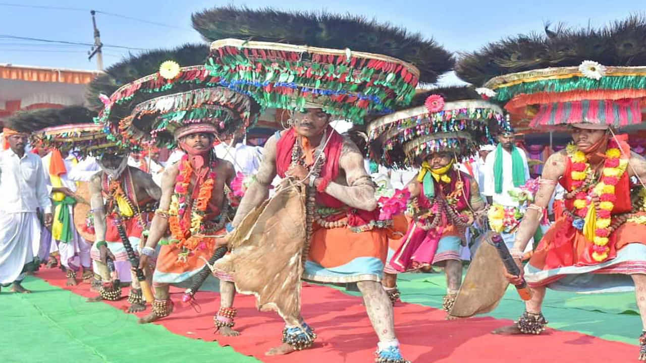 ఎన్నికల ప్రచారంలో గుస్సాడి నృత్యాల తో ఓటర్లను ఆకట్టుకునేందుకు నేతలు భారీ ఏర్పాట్లు చేసుకుంటున్నారు. దండారీ పండుగ ఆదివాసీ గూడాల్లో అంబరంగా సాగే పండుగ కావడంతో ఓట్ల పండుగ వేళ గ్రామ పటేళ్లను తమ వైపు తిప్పుకుని భారీ ఎత్తిన ఓట్లను తమ ఖాతాలో వేసుకోవాలని పక్కా వ్యూహంతో కదన రంగంలోకి దూకుతున్నారు నేతలు.