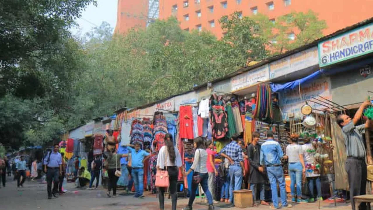 టిబెట్ మార్కెట్: జనపథ్ మార్కెట్ లాగే టిబెట్ మార్కెట్ కూడా బాగా ప్రాచుర్యం పొందింది. ఇక్కడ మీరు బట్టల నుండి అవసరమైన ప్రతి వస్తువును కొనుగోలు చేయవచ్చు. అంతేకాదు ముఖ్యంగా ఇక్కడ రకరకాల  పాదరక్షలు , లెదర్ వస్తువులు అంటేహ్యాండ్ బాగ్స్, పర్సులు, బెల్ట్ వాటిని వాటిని చౌక ధరలలో కొనుగోలు చేయవచ్చు. 