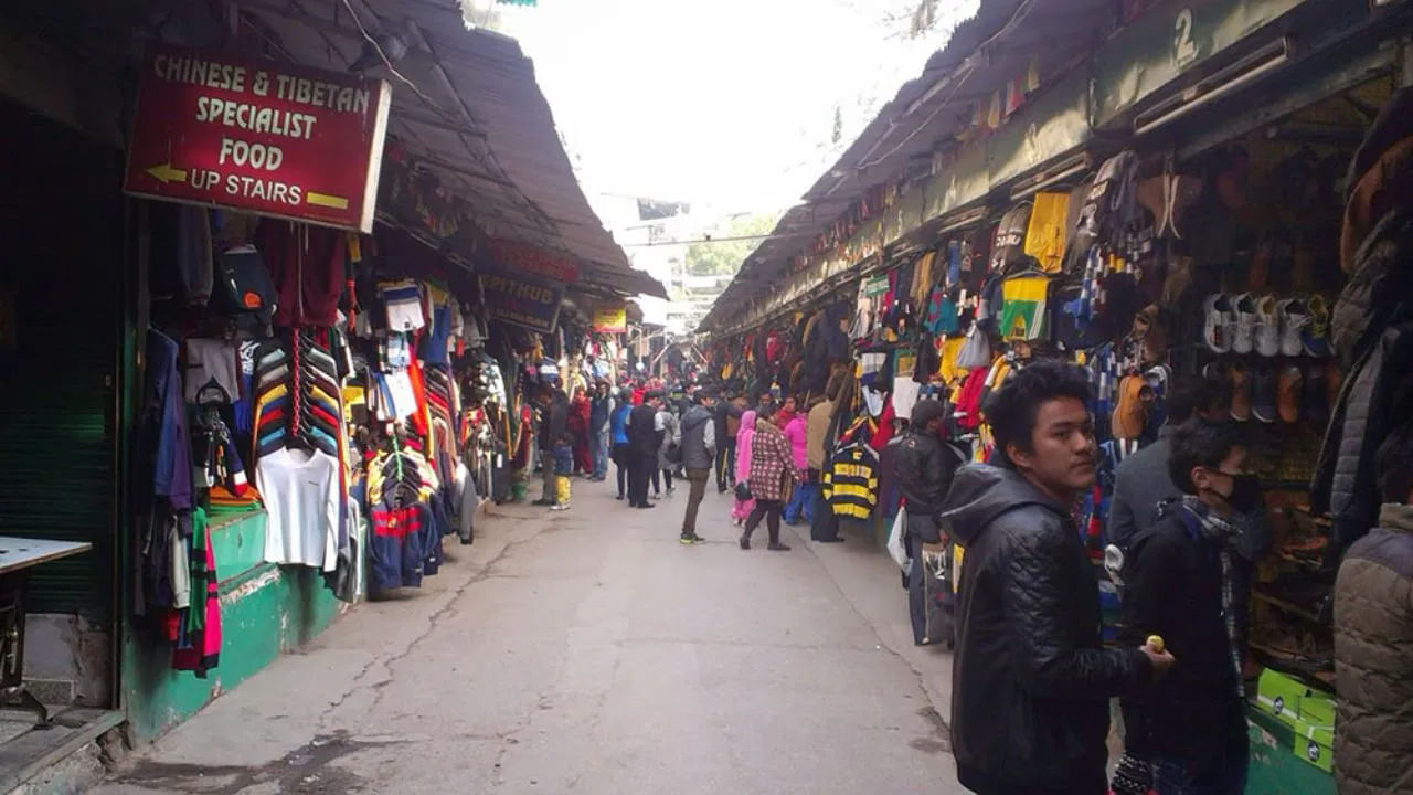 మొనాస్టరీ మార్కెట్: మొనాస్టరీ మార్కెట్, లడఖ్ బౌద్ధ విహార్  సివిల్ లైన్స్  ఢిల్లీలో ఉంది. ఇక్కడ మీరు బట్టలు, బూట్లు, ఆర్టిఫిషిల్ నగలు వంటి ఉత్తమమైన వస్తువులను కొనుగోలు చేయవచ్చు. ఇక్కడ యువత భారీగా షాపింగ్ చేయడానికి ఆసక్తిని చూపిస్తారు. మీరు వ్యక్తిగత వాహనం, మెట్రో ద్వారా కూడా ఈ మార్కెట్ కు  చేరుకోవచ్చు.