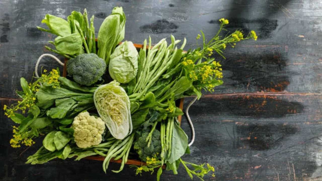 డెంగ్యూ వల్ల శరీరం అలసిపోయినట్లు అనిపిస్తుంది. కాబట్టి ప్రొటీన్లు ఎక్కువగా ఉండే ఆహారాన్ని ఆహారంలో ఉంచుకోవాలి. పెరుగు, ముంజ పప్పు, క్వినోవా, చట్టు, చీజ్ వంటి ఆహారాలను ప్రతిరోజూ తినాలి. అలాగే నిమ్మరసం, చికెన్, గుడ్లు, చేపలను కూడా తినవచ్చు. ఇవి మీ శరీరంలోని ప్రోటీన్ లోపాన్ని పూరించడానికి, శక్తిని అందించడానికి సహాయపడతాయి.