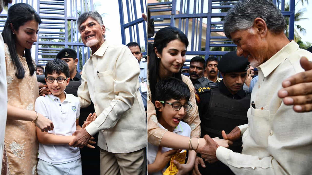 స్కిల్ డెవలప్మెంట్ కార్పొరేషన్ స్కామ్లో చంద్రబాబు నాయుడు సెప్టెంబర్ 9న అరెస్టు అయ్యారు. అదే రోజు రాత్రి ఆయన్ను రాజమండ్రి సెంట్రల్ జైలుకు తరలించారు. అనారోగ్య కారణాలతో ఏపీ హైకోర్టు మంగళవారం ఉదయం ఆయనకు నాలుగు వారాల మధ్యంతర బెయిల్ మంజూరు చేసింది.