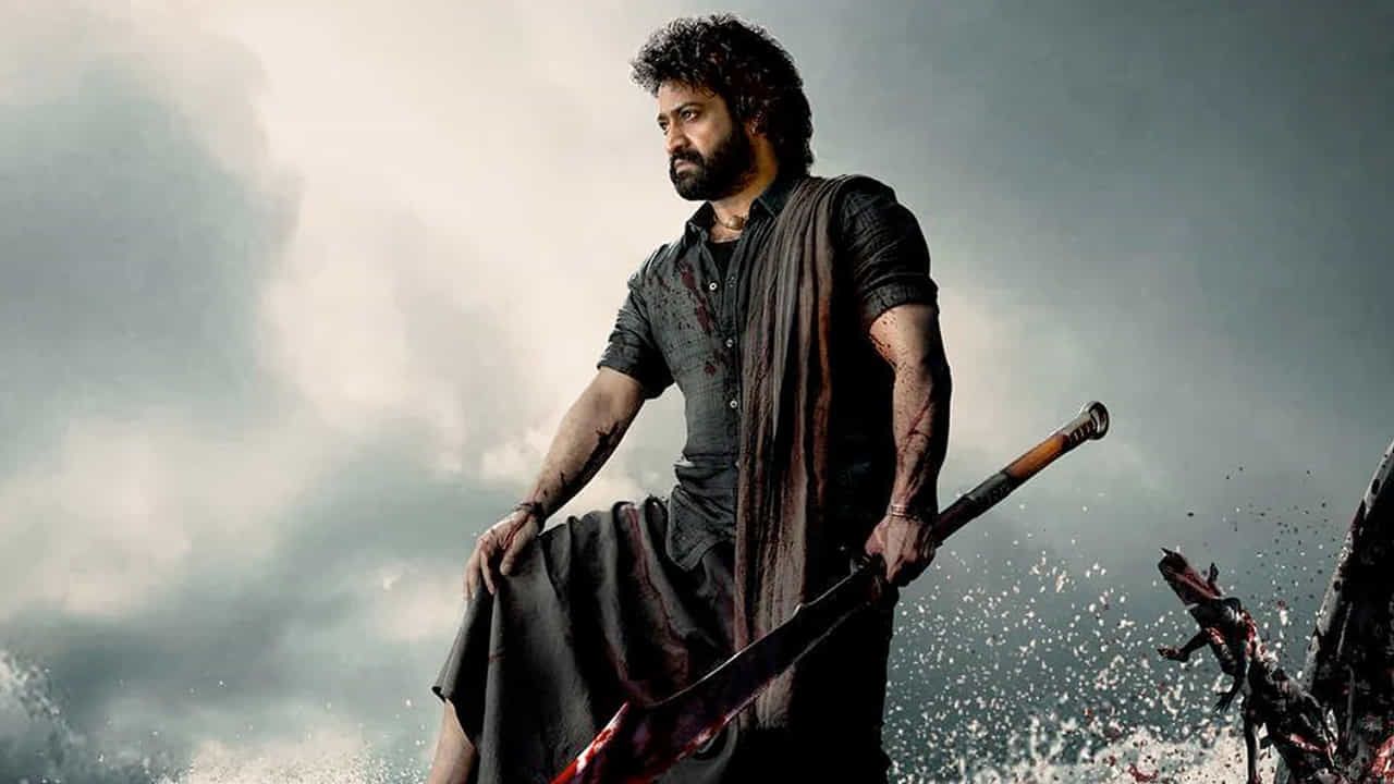 ప్రజెంట్ కొరటాల శివ దర్శకత్వంలో తెరకెక్కుతున్న దేవర షూటింగ్లో బిజీగా ఉన్నారు ఎన్టీఆర్. ఈ సినిమా సెట్స్ మీద ఉండగానే జనవరి నుంచి వార్ 2 షూటింగ్లో పాల్గొనేందుకు రెడీ అవుతున్నారు.