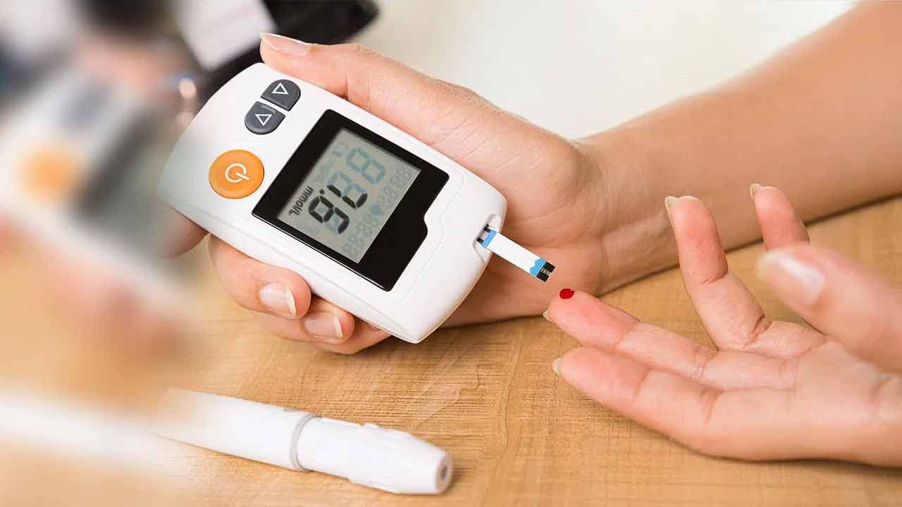 రక్తంలో చక్కెర స్థాయిలు అధికంగా ఉంటే మధుమేహం సమస్య తలెత్తుతుంది. నేటి జీవనశైలి కారణంగా చిన్న వయసులోనే మధుమేహం సమస్యతో అనేక మంది బాధపడుతున్నారు. మధుమేహంతో బాధపడేవారు కేవలం మందులు తీసుకోవడం ద్వారా మాత్రమే వ్యాధిని నియంత్రించలేదు. షుగర్‌ని నియంత్రించడానికి అనేక ఆయుర్వేద మార్గాలు కూడా ఉన్నాయి. అవేంటో తెలుసుకుందాం..