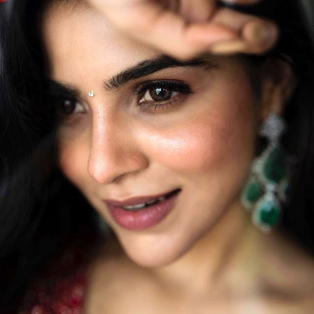 ఈ సినిమాలో రొమాంటిక్ సీన్స్ లో  ఓ రేంజ్ లో ఆకట్టుకుంది దివ్య భారతి. ముద్దుల సీన్స్ లో ఏమాత్రం మొహమాటపడకుండా నటించి కుర్రకారును ఆకట్టుకుంది. 