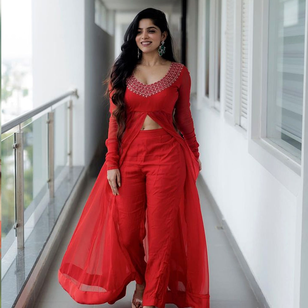 ఇక సోషల్ మీడియాలో హాట్ హాట్ ఫొటోలతో రెచ్చిపోతోంది దివ్య. ఈ అమ్మడు గ్లామర్ ఫోటోలు సోషల్ మీడియాలో ఎప్పుడు వైరల్ అవుతూనే ఉంటాయి. తాజాగా మరోసారి క్యూట్ ఫోటోలు షేర్ చేసింది. 