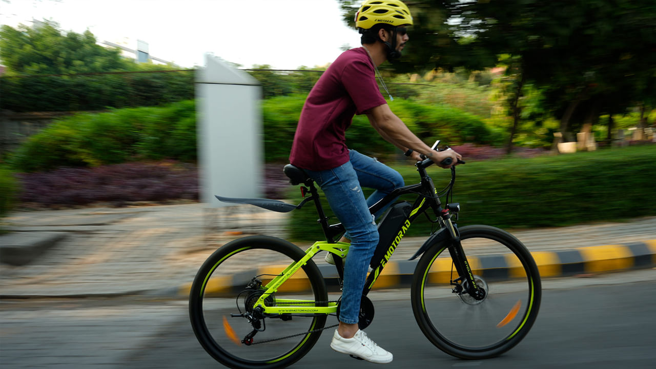 ఎలక్ట్రిక్‌ సైకిల్‌ రెండు రకాలుగా పనిచేస్తుందనే విషయం తెలిసిందే. సాధారణంగా కాళ్లతో తొక్కే సైకిల్‌లాగా ఉపయోగిస్తూనే మరోవైపు, బ్యాటరీ సహాయంతో పనిచేసే ఎలక్ట్రిక్‌ సైకిల్‌గానూ పనిచేస్తుంది. యూనివర్సిటీ ఆఫ్‌ బ్రిస్టల్‌లో నిర్వహించిన అధ్యయనం ప్రకారం.. సాధారణ సైకిల్‌తో పోల్చితే ఎలక్ట్రిక్‌ సైకిల్‌ ప్రజలను సైక్లింగ్ చేయడానికి ఎక్కువ ప్రేరేపిస్తుందని చెబుతున్నారు. 