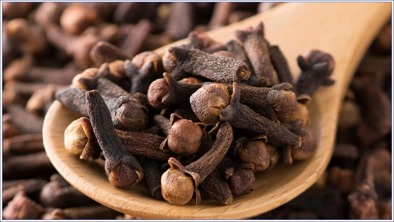 లవంగాలు తినడం వల్ల కాలేయం ఆరోగ్యం మెరుగుపడుతుంది. కాలేయం శరీరంలో చాలా ముఖ్యమైన భాగం, మీరు దానిని సరిగ్గా పని చేయడానికి లవంగాలను నమలవచ్చు.