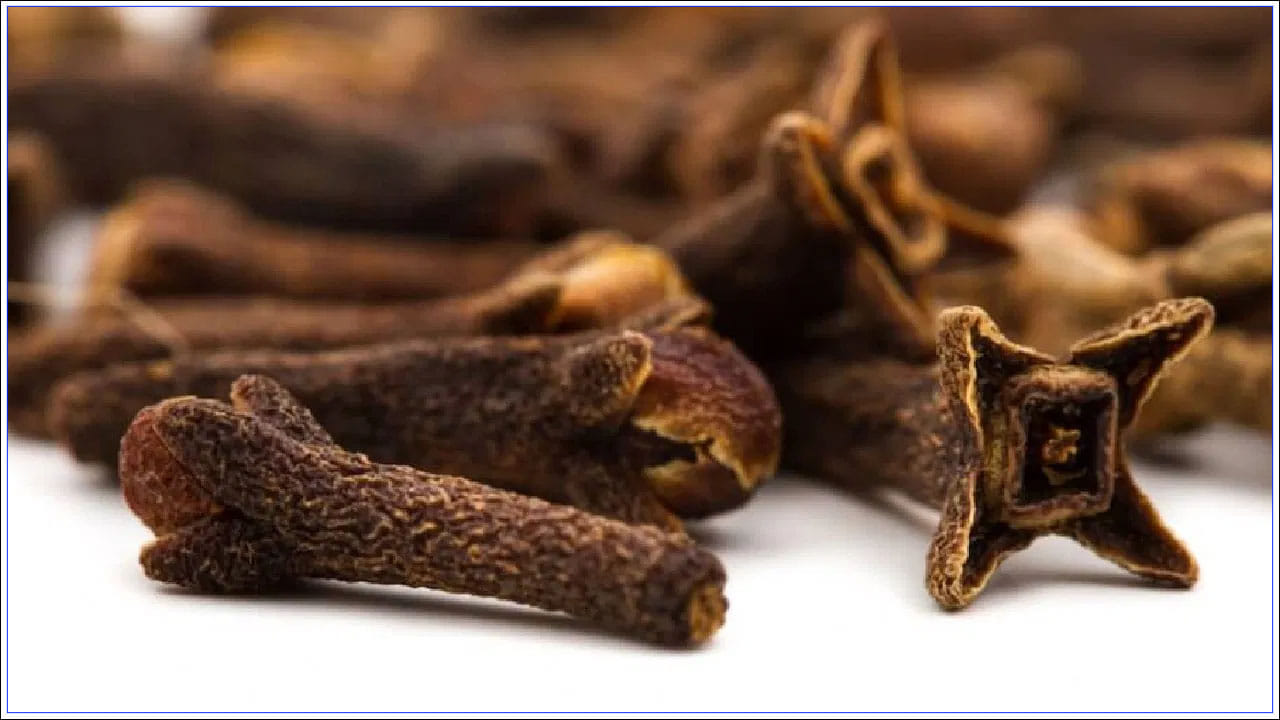 పంటి నొప్పి అకస్మాత్తుగా వచ్చే సమస్య కారణంగా మీకు రాత్రిపూట పంటి నొప్పి ఉంటే, మీరు పెయిన్ కిల్లర్స్ తీసుకుంటూ ఉండవచ్చు. కానీ నొప్పి నివారణలు మీ ఆరోగ్యానికి హానికరం అని ప్రత్యేకంగా చెప్పనవసరం లేదు. నొప్పి ఉంటే, మీరు పంటి కింద లవంగాలు ఉంచవచ్చు. పంటి నొప్పిని నయం చేసే బ్యాక్టీరియాపై లవంగాలు ఎఫెక్టివ్‌గా దాడి చేస్తాయి.