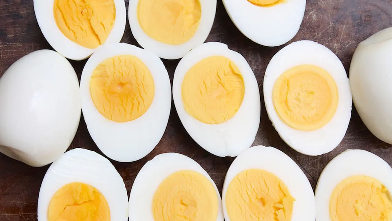 వాస్తవానికి, రోజూ పరిమితికి మించి గుడ్లు తీసుకుంటే, మీ బరువు పెరుగుతుంది. అది గుండె జబ్బుల ప్రమాదాన్ని కూడా సృష్టిస్తుంది. అందుకే అధికంగా తింటే అనేక ఆరోగ్య సమస్యలు వస్తాయని నిపుణులు హెచ్చరిస్తున్నారు. ముఖ్యంగా తమ బరువును అదుపులో ఉంచుకోవడానికి ప్రయత్నిస్తున్న వారు.. గుండె సంబంధిత సమస్యలతో బాధపడుతున్న వారు గుడ్లు తీసుకోవడంలో జాగ్రత్తలు పాటించాలంటున్నారు.