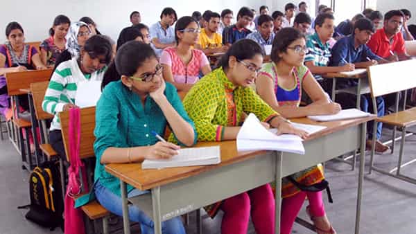 Campus Interviews: ఇటు ఇంజనీరింగ్ కాలేజీలు.. అటు ఫ్రెషర్స్కు షాక్.. ఐటీ దిగ్గజ సంస్థ కీలక ప్రకటన