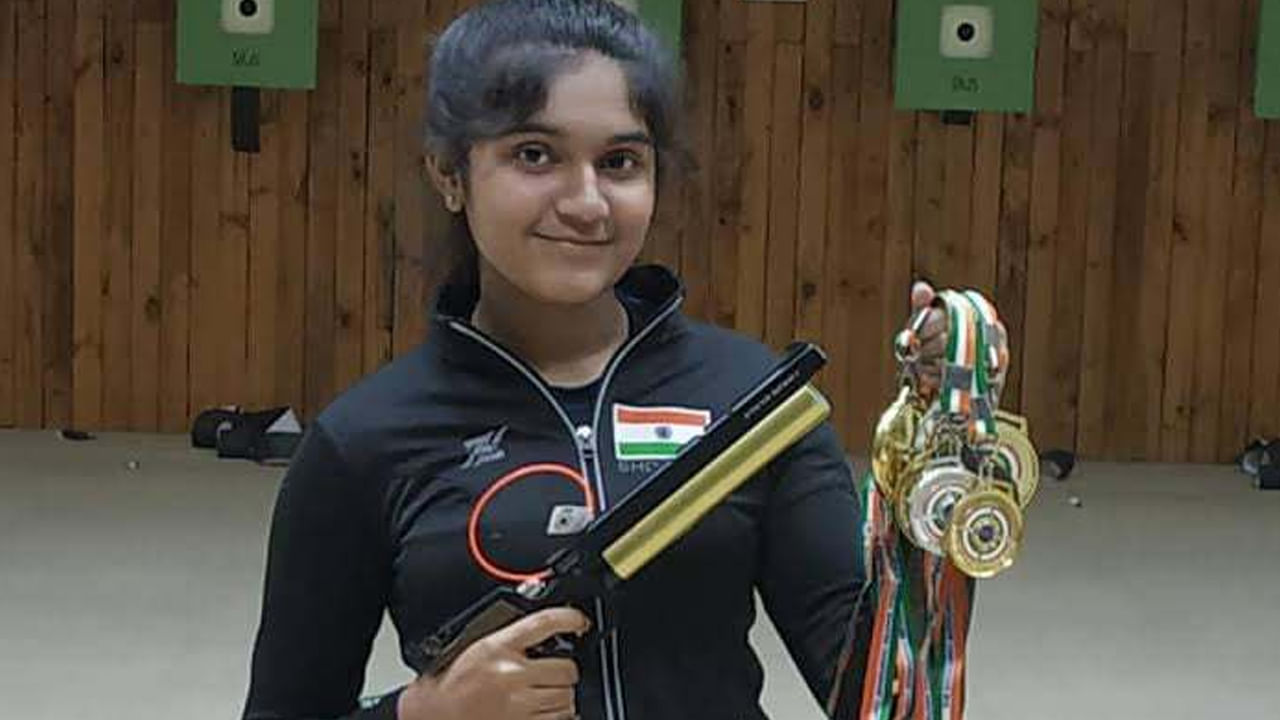 ఎప్పుడొచ్చామన్నది కాదు బుల్లెట్ దిగిందా లేదా.. ఈ డైలాగ్ హైదరబాద్ షూటర్ ఇషా సింగ్ కు కరెక్ట్ గా సెట్ అవ్వుద్ది. రైఫిల్ షూటింగ్ లోకి ఎంటరైన కొద్దరోజుల్లోనే.. 10 మీటర్ల ఏయిర్ పిస్టల్ విభాగంలో స్టార్ ప్లేయర్లకే చుక్కలు చూపిస్తోంది ఇషా సింగ్. వచ్చే ఒలంపిక్స్ లో పాల్గొనేందుకు అర్హత సాధించడమే లక్ష్యంగా చెమటోడుస్తోంది.