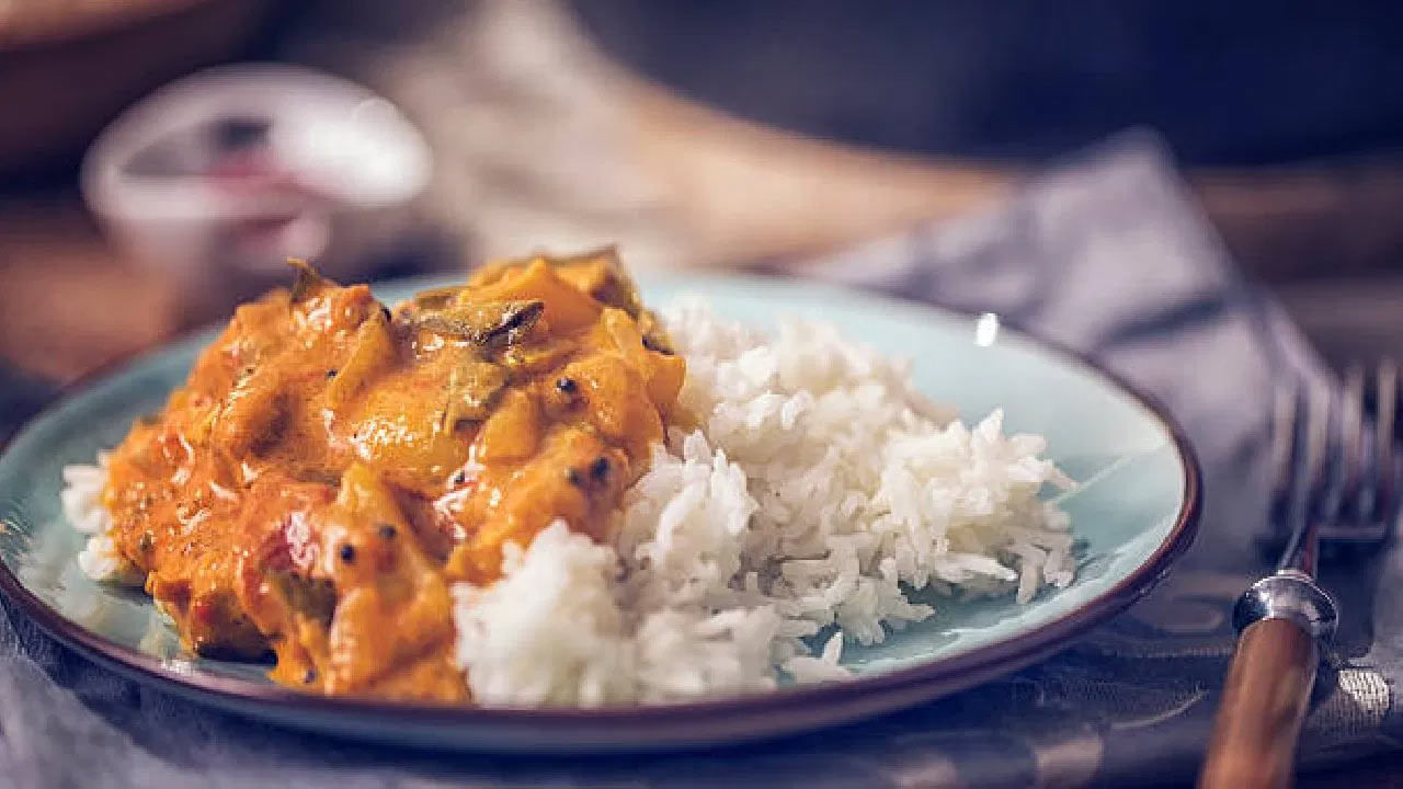 రాత్రిపూట తక్కువ కొవ్వు ఉన్న ఆహారాన్ని తినండి. రాత్రిపూట అన్నం తింటే బరువు పెరుగుతారు. అన్నం తినడం వల్ల శరీరంలో ఎక్కువ కొవ్వు నిల్వ ఉంటుంది. మనం నిద్రపోవడానికి కనీసం 2 గంటల ముందు భోజనం చేయాలి. తద్వారా మనం తిన్న ఆహారం సరిగ్గా జీర్ణమవుతుంది.