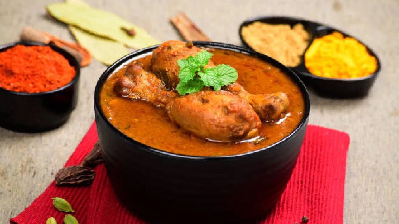 రెడ్ మీట్, చికెన్ వంటి ఇతర మాంసాహారాలు ఆలస్యంగా రాత్రిపూట తినడం వల్ల జీర్ణవ్యవస్థ దెబ్బతింటుంది. దీంతో నిద్ర పట్టడం కష్టమవుతుంది. చికెన్ లేదా మాంసం తినడం వల్ల నిద్రకు ఆటంకం ఏర్పడటం, బరువు పెరుగడం జరగుతుంది.