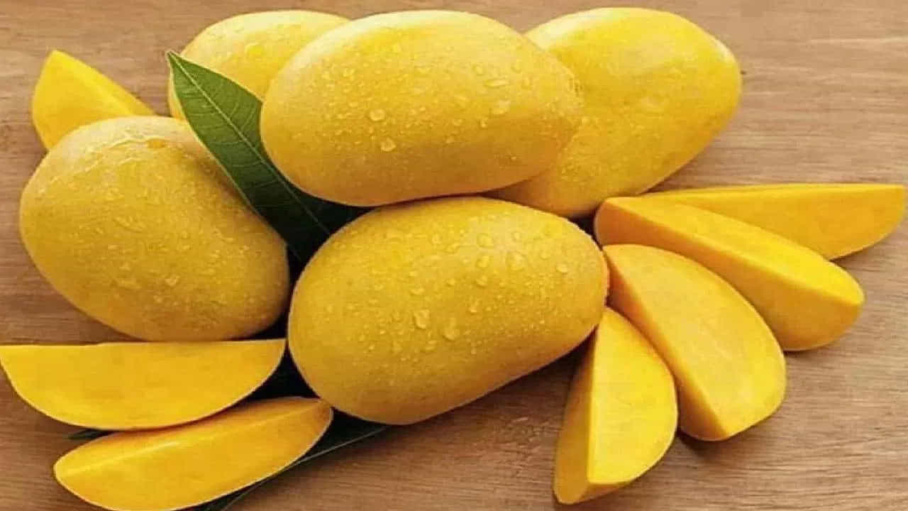 పుచ్చకాయ, మామిడి వంటి పండ్లను కూడా చల్లగా తినేందుకు చాలా మంది ఇష్టపడతారు. అందుకే వీటిని ఫ్రిజ్లో ఉంచి తింటుంటారు. అయితే వీటిని ఫ్రిజ్లో ఉంచి తినడం అంత మంచిది కాదంటున్నారు ఆరోగ్య నిపుణులు. నిజానికి.. మామిడి పండ్లను ఫ్రిజ్లో ఉంచడం వల్ల శీతలీకరణ చెంది మామిడిలో పోషకాలు, యాంటీఆక్సిడెంట్లను తగ్గిపోతాయట. అందుకే వీటిని ఫ్రిజ్లో ఉంచకూదదంటున్నారు.