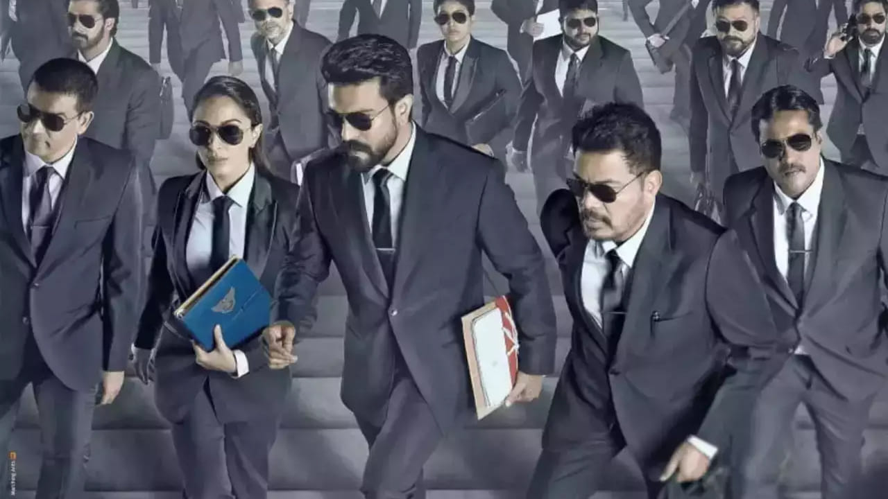 రామ్ చరణ్ గేమ్ ఛేంజర్ షూటింగ్ ఇప్పట్లో మొదలవ్వడం కష్టమేనా..? అందుకే ఆయన సినిమాలు కాదని యాడ్స్ వైపు అడుగులు వేస్తున్నారా..? ఉన్నట్లుండి చరణ్ ముంబై టూర్ వెనక అసలు ప్లాన్ ఏంటి..? ఎన్ని రోజులు ఆయన అక్కడ ఉండబోతున్నారు..? కెప్టెన్ కూల్ ఎమ్మెస్ ధోనీని చరణ్ ఎందుకు కలిసినట్లు..? ఈ డీటైల్స్ అన్నీ చూసేద్దాం ఈ స్పెషల్ స్టోరీలో..