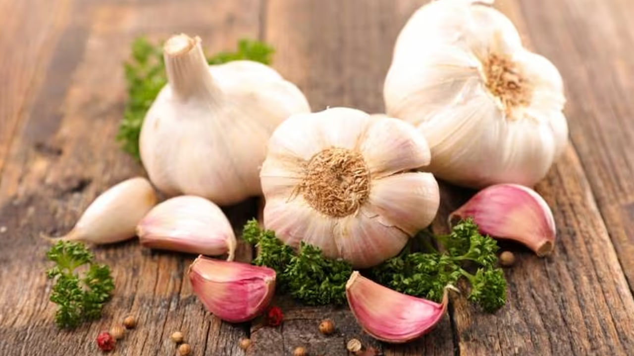Garlic for Belly Fat: వెల్లుల్లితో ఇవి కలిపి తీసుకుంటే.. బెల్లీ ఫ్యాట్ ను ఈజీగా కరిగించేయవచ్చు!