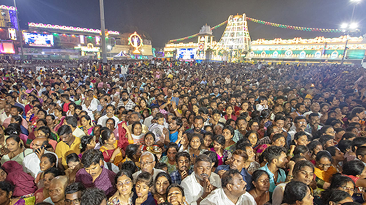 గరుడ వాహనసేవలో వివిధ రాష్ట్రాలకు చెందిన కళాకారులు ప్రదర్శించిన అరుదైన కళారూపాలు భక్తులను విశేషంగా ఆకట్టుకున్నాయి. మొత్తం 21 కళాబృందాల్లో 497 మంది కళాకారులు పాల్గొని ప్రదర్శనలిచ్చారు.