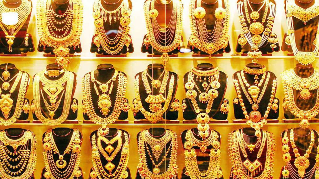 Gold Silver Price on Oct 17th: బంగారం కొనేవారికి స్వల్ప ఊరట.. ఇవాళ్టి ధరలు ఇవే.. తులం గోల్డ్ ఎంతుందంటే?