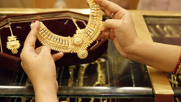 Gold Price Today: బంగారం కొనే వారికి గుడ్ న్యూస్.. ఆదివారం గోల్డ్ రేట్ ఎలా ఉందంటే.