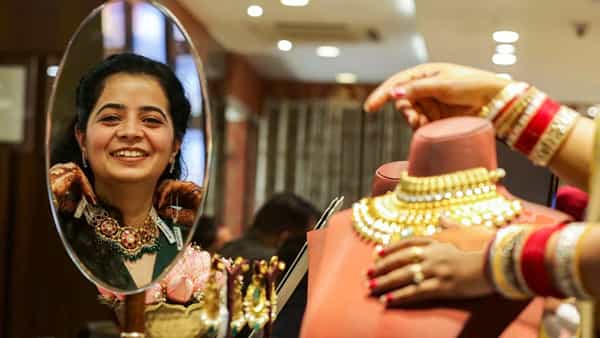 Gold Price Today: మరోసారి షాకిచ్చిన బంగారం ధర.. తులం గోల్డ్ ఎంతకు చేరిందో తెలుసా.?