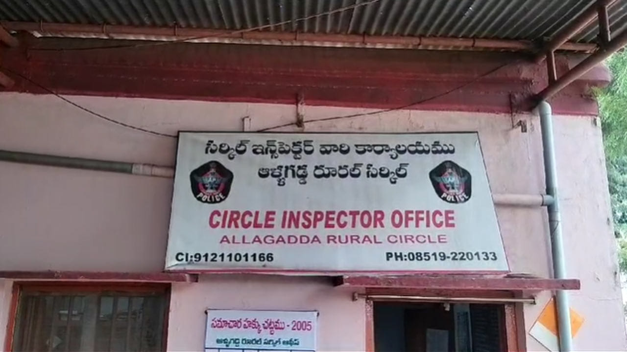 అడవి సమీపంలోనే ఉండడంతో వేట కోసం ఈ నాటు తుపాకుల్ని వారే తయారు చేసుకుంటున్నారు. కేవలం అడవిలో జంతువుల్ని వేటాడడానికి మాత్రమే  ఉపయోగించాల్సిన ఈ నాటు తుపాకుల్ని పాత కక్షలకు వాడుతున్నారు. 