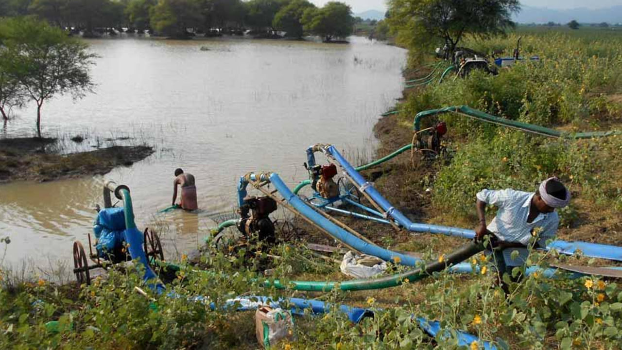 Pond Water: సాగు కోసం చెరువులో నీళ్లు పొలాలకు పెట్టినందుకు పోలీసులకు ఫిర్యాదు.. రైతన్నల ఆగ్రహం