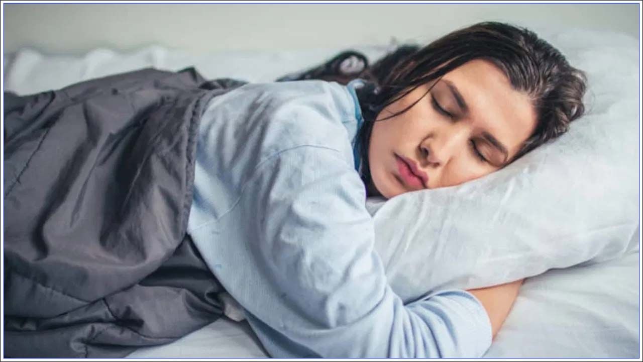 ప్రతి ఒక్కరికి సరైన నిద్ర అవసరం. ప్రతి రోజు సమయానికి భోజనం చేసి సమయానికి నిద్రపోవడం చాలా అవసరం. సరైన నిద్రలేని కారణంగా కూడా తలనొప్పి వచ్చే అవకాశాలు ఉన్నాయి. అందుకే నిపుణులు కూడా సరైన నిద్ర ఉండాలని సూచిస్తున్నారు.