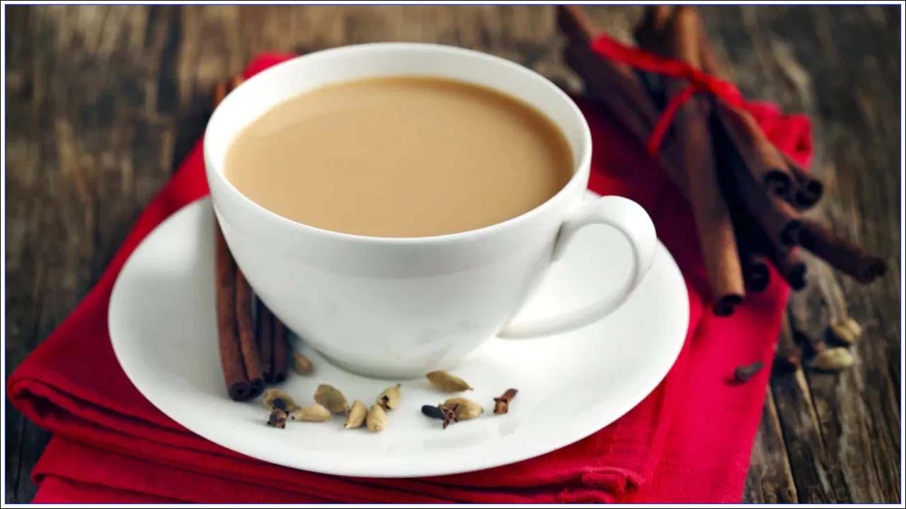 అల్లం టీని ఎవరు ఇష్టపడరు? అల్లం టీ తలనొప్పికి గ్రేట్ రెమెడీ. ప్రజలు అల్లం టీని దాని యాంటీ ఇన్ఫ్లమేటరీ లక్షణాల కోసం ఇష్టపడతారు. ప్రజలు తలనొప్పి వచ్చినప్పుడు ఈ టీని తాగుతారు. దీని వల్ల మంచి ప్రయోజనం ఉంటుంది.