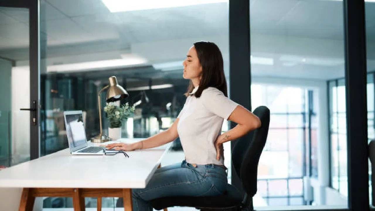 Health Tips 4ఎక్కువసేపు కూర్చోవడం వల్ల మెదడుకు రక్త ప్రసరణ తగ్గుతుంది. ఇది అభిజ్ఞా పనితీరును బలహీనపరుస్తుంది. నరాల సమస్యల ప్రమాదాన్ని పెంచుతుంది. ఎక్కువ సేపు కూర్చోవడం వల్ల కూర్చునే భంగిమలో మార్పు వస్తుంది. ఇది మెడ, వెన్నునొప్పికి దారి తీస్తుంది. రోజంతా ఒకే చోట కూర్చోవడం వల్ల అభిజ్ఞా సమస్యలు, డిమెన్షియా వచ్చే ప్రమాదం పెరుగుతుంది.