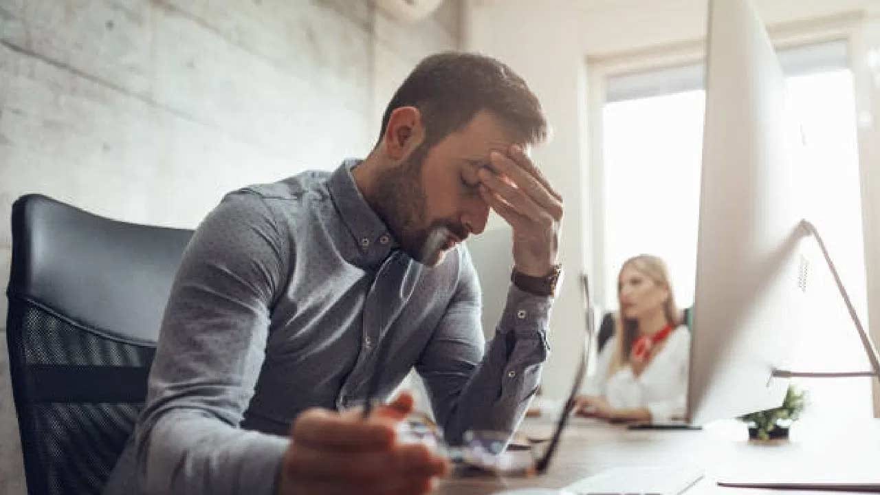 ఇది స్ట్రోక్‌తో సహా హృదయ సంబంధ సమస్యల ప్రమాదాన్ని పెంచుతుంది. ఎక్కువ గంటలు కూర్చోవడం వల్ల కలిగే ఆరోగ్య సమస్యలను నివారించడానికి తరచుగా విరామం తీసుకోవడం, కూర్చున్న భంగిమను మార్చడం, మెదడు ఆరోగ్యాన్ని పెంపొందించే కార్యకలాపాలలో నిమగ్నమవ్వడం వంటి పనులు చేయాలి.