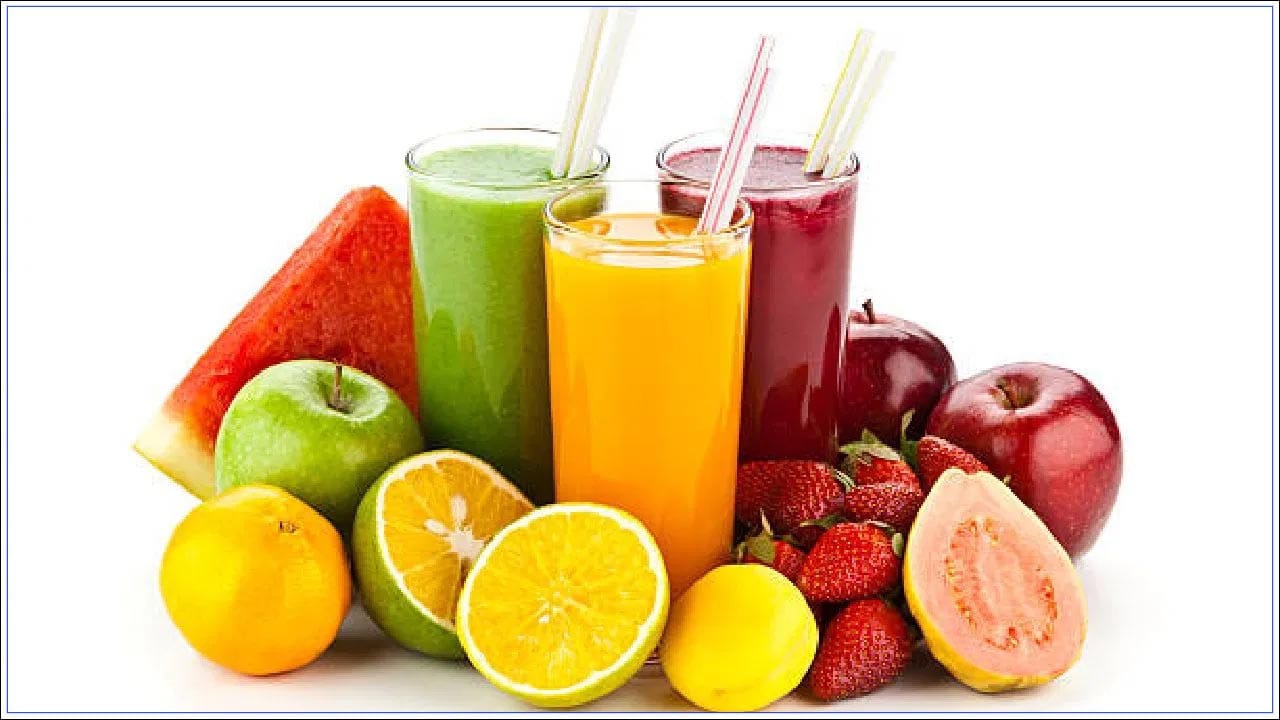 అందమైన, ఆరోగ్యకరమైన చర్మాన్ని పొందడానికి కూరగాయల రసాలు ప్రభావవంతంగా ఉంటాయి. ఈ రసాలు చర్మానికి అవసరమైన విటమిన్లు, ఖనిజాలు, యాంటీఆక్సిడెంట్లను అందించడం ద్వారా లోపలి నుంచి పోషణను అందిస్తాయి. కూరగాయలు, పండ్ల రసాలు కూడా శరీరాన్ని శుభ్రపరచడంలో సహాయపడతాయి. ఇది కాంతివంతమైన ఛాయను ఇస్తుంది.