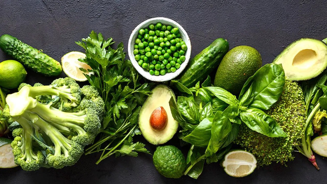 ఆకు కూరలు తింటే ఆరోగ్యం బాగుంటుందని చిన్నప్పటి నుంచి వింటూనే ఉన్నాం. గ్రీన్ లీఫీ వెజిటేబుల్స్ లో మినరల్స్, ఐరన్, విటమిన్స్ ఉంటాయి ఇది థైరాయిడ్ వ్యాధికి మంచి మందు.