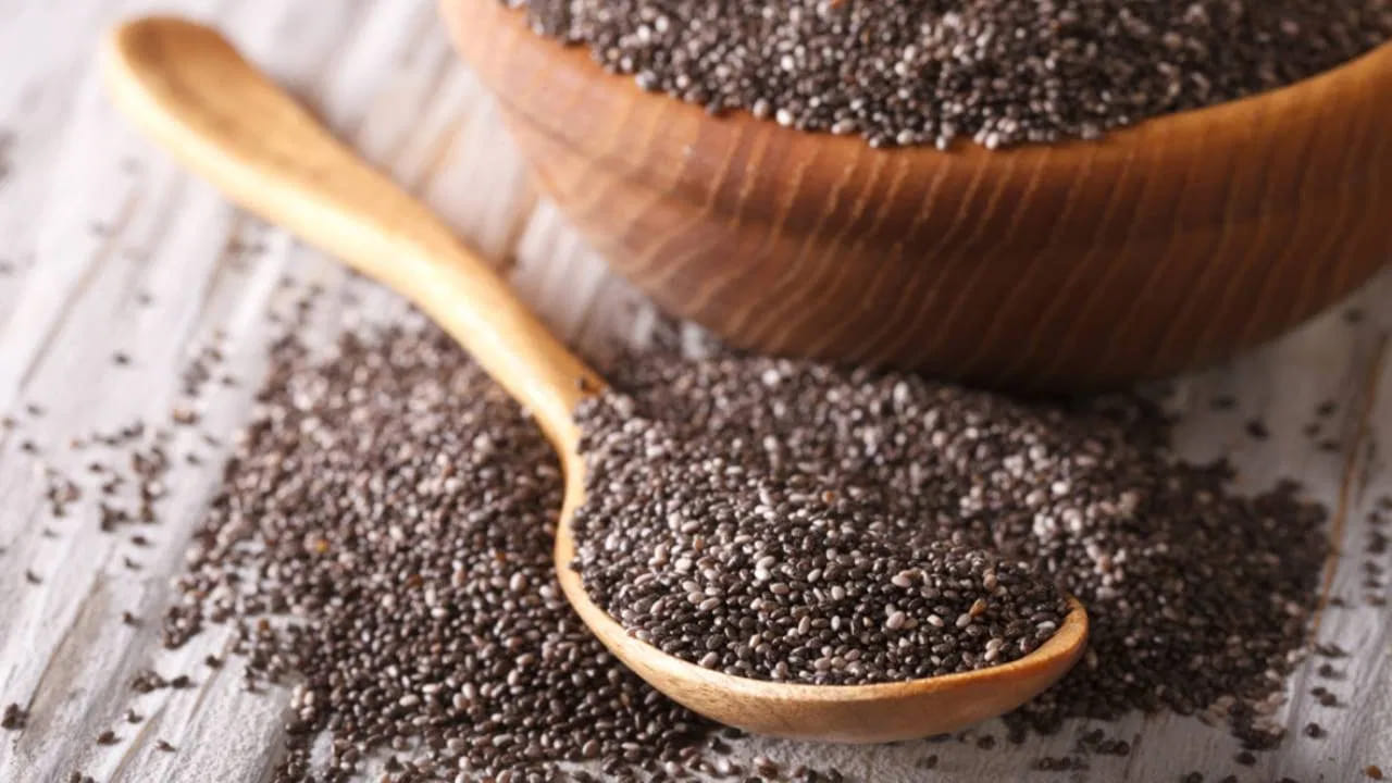 థైరాయిడ్ వ్యాధిగ్రస్తులకు మంట ఎక్కువగా ఉంటుంది. ఈ మంటను తగ్గించడానికి చియా విత్తనాలు ఉత్తమ పరిష్కారం. చియా విత్తనాలను ఉదయం అల్పాహారంగా తీసుకుంటారు. ఈ విత్తనాలను స్మూతీస్‌లో తీసుకోవచ్చు. చియా విత్తనాలను ఖాళీ కడుపుతో తినడం కూడా ప్రయోజనకరంగా ఉంటుంది. ఇందులో చాలా మంచి మొత్తంలో ఒమేగా-3 ఫ్యాటీ యాసిడ్స్ ఉంటాయి.