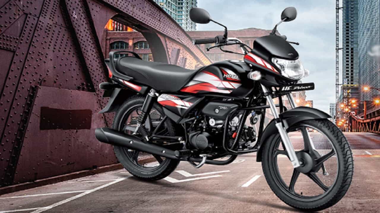 హీరో హెచ్ఎఫ్ డీలక్స్ బైక్ భారతదేశంతో పాటు విదేశాల్లో ఆదరణ పొందింది. ఐ3ఎస్ టెక్నాలజీతో వచ్చే ఈ బైక్ తొమ్మిది శాతం అధికంగా ఇంధనాన్ని ఆదా చేస్తుంది. 97.2 సీసీ సింగిల్ ఎయిర్ కూల్డ్ ఇంజిన్ నాలుగు-స్పీడ్ గేర్ బాక్స్లతో జత చేశారు. ఈ ఇంజిన్ 7.91 బీహెచ్పీ పవర్, 8.05 ఎన్ఎం టార్క్ను ఉత్పత్తి చేస్తుంది. ఈ బైక్ ధర కూ రూ.59,998 నుంచి రూ.68,786 మధ్య ఉంటుంది.
