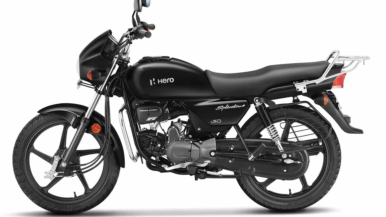 హీరో స్ప్లెండర్ ప్లస్ ముప్పై ఏళ్ల క్రితం భారతదేశంలో విడుదలైంది. ద్విచక్ర వాహన రంగంలో ఈ బైక్ ఓ బెంచ్ మార్క్ను సెట్ చేసింది. ఈ బైక్ ఇప్పటికీ బెస్ట్ సెల్లర్ ద్విచక్ర వాహనంగా ఉంది. ఈ బైక్ 97.22 సీసీ ఎయిర్ కూల్డ్ సిలిండర్ ఇంజిన్, 7.91 బీహెచ్పీ పీక్ పవర్, 8.05 గరిష్ట టార్క్ను ఉత్పత్తి చేస్తుంది. ఈ బైక్ సుమారు లీటర్కు 80 కిలోమీటర్ల మైలేజ్ను అందిస్తుంది. ఈ స్కూటర్ ధర రూ.75,141 నుంచి రూ.79,986 వరకూ ఉంటుంది.