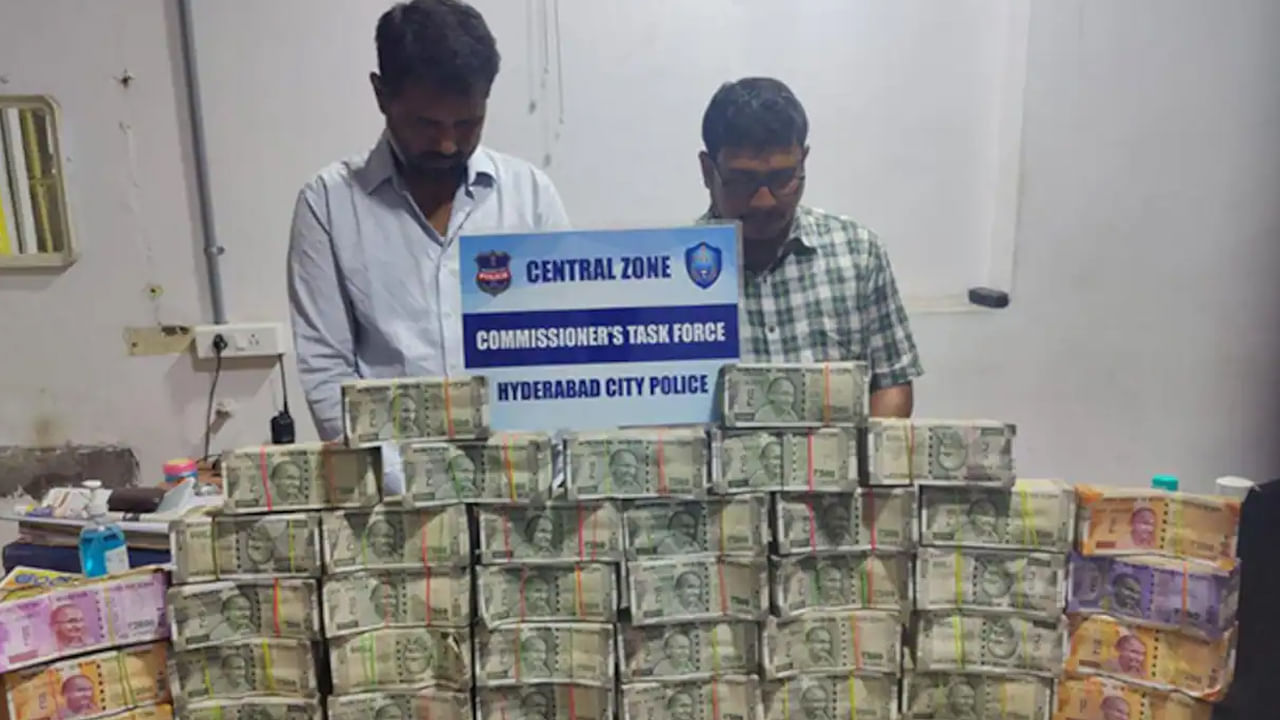 Telangana Assembly Election 2023: ఎన్నికల కోడ్ వచ్చిందో లేదో అప్పుడే ఈసీ తన పని మొదలుపెట్టింది. ఎక్కడికక్కడ చెక్‌పోస్టులను ఏర్పాటు చేసి నిబంధనలకు విరుద్ధంగా పనిచేస్తున్న వారిపైన చర్యలు తీసుకుంటుంది. ఈ క్రమంలో అక్రమంగా తరలిస్తున్న డబ్బు, బంగారం, వెండి, మద్యం ఇలా విలువైన వస్తువులకు సంబంధించి లెక్కా పత్రం లేకపోతే వెంటనే సీజ్ చేస్తున్నారు. ఎన్నికల కోడ్ అమల్లోకి వచ్చి మూడు రోజులు కావస్తోంది. ఈ మూడు రోజుల్లోనే దాదాపు 20 కోట్ల డబ్బులనును పోలీసు అధికారులు సీజ్ చేశారు.