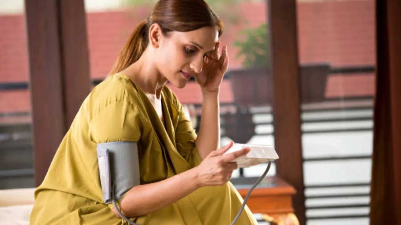 రక్తపోటు ఒక్కోసారి ప్రాణాంతకంగా కూడా మారుతుంది. ఇది రక్తపోటు ఆకస్మిక పెరుగుదలకు కూడా కారణమవుతుంది. వృద్ధుల్లో సిస్టోలిక్ హైపర్‌టెన్షన్ సర్వసాధారణం. ధమనులు గట్టిపడటం వల్ల ఈ సమస్య తలెత్తుతుంది. 140/90 mm సాధారణ రక్తపోటు. రక్తపోటు 130-139 mm లేదా 80-89 mm ఉంటే హైపర్‌టెన్షన్‌కు దారితీస్తుంది. వీరు మెడిసిన్‌ తీసుకోవల్సి ఉంటుంది. అయితే క్రమం తప్పకుండా మందులు తీసుకోవడం, వ్యాయామం చేయడం, పోషకాహారం తీసుకోవడం, సోడియం తక్కువగా తీసుకోవడం, బరువు నియంత్రణ వంటి వాటి ద్వారా ఇలాంటి సమస్యలను అదుపులో ఉంచుకోవచ్చు.