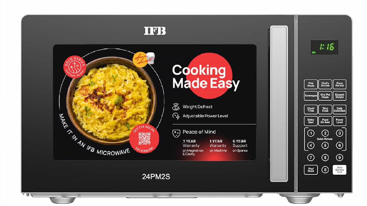 IFB 24 L Solo Microwave Oven: ఐఎఫ్బీ కంపెనీకి చెందిన ఈ మైక్రోవేవ్ ఓవెన్ అసలు ధర రూ. 8,799కాగా 26 శాతం డిస్కౌంట్లో భాగంగా రూ. 6,490కి కొనుగోలు చేయొచ్చు. దీంతోపాటు అమెజాన్ పే ఐసీఐసీ కార్డుతో కొనుగోలు చేస్తే అదనంగా 5 శాతం డిస్కౌంట్ పొందొచ్చు. 24 లీటర్స్ కెపాసిటీ కలిగిన ఈ మైక్రోవేవ్ ఓవెన్లో మల్టీ స్టేజ్ కుక్కింగ్, ఆటో రీహీట్, టైమర్ ఆప్షన్, డీలే స్టార్ట్, స్టీమ్ క్లీన్ వంటి ఫీచర్స్ను అందించారు.