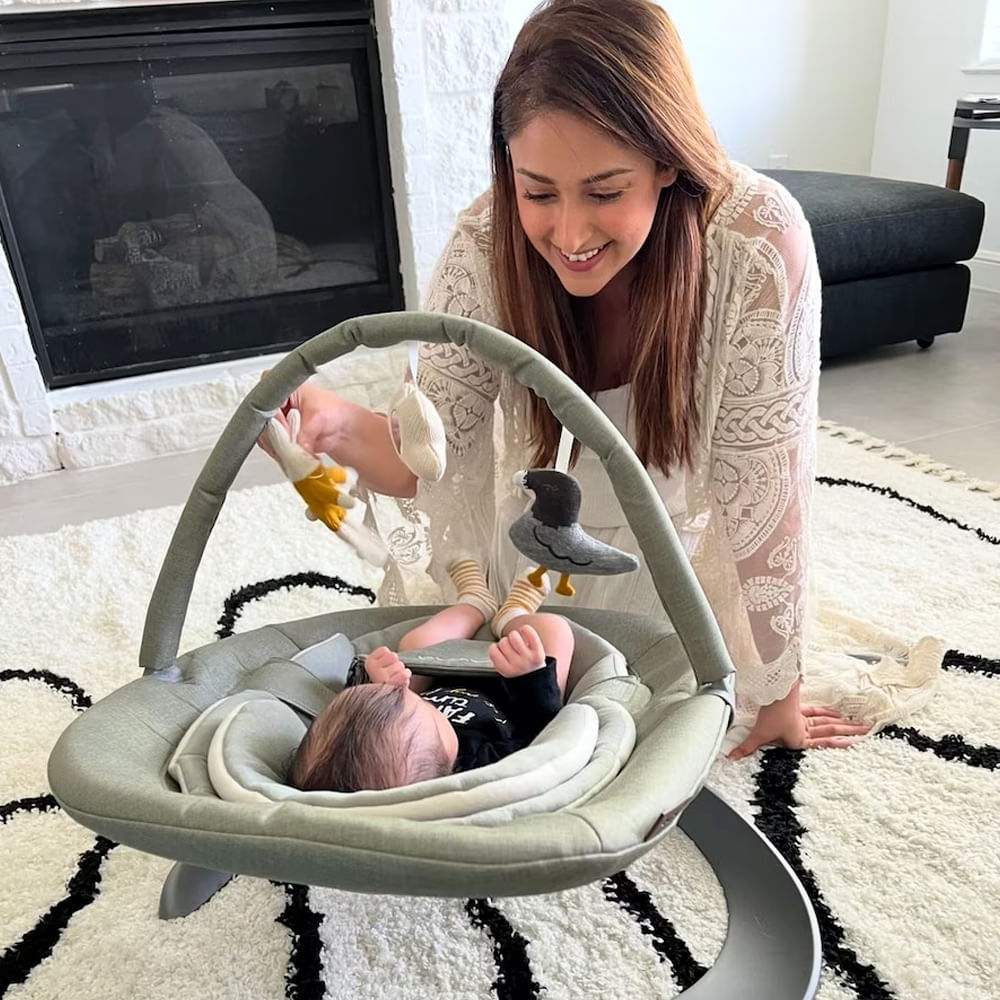 ప్రస్తుతం తన కొడుకుతో సమయం గడుపుతోంది ఇలియానా. కొడుకుతో ఆడుకుంటున్న ఫోటోలను సోషల్ మీడియా వేదికగా పంచుకుంది ఇలియానా. 