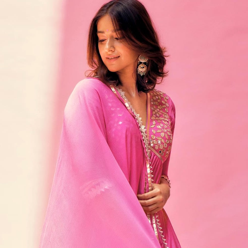 ఈ గోవా బ్యూటీ టాలీవుడ్ లో దాదాపు అందరు హీరోల సరసనా సినిమాలు చేసి మెప్పించింది. టాలీవుడ్ తో పాటు, తమిళ్, హిందీ భాషల్లో సినిమాలు చేసి ఆకట్టుకుంది ఇలియానా. 