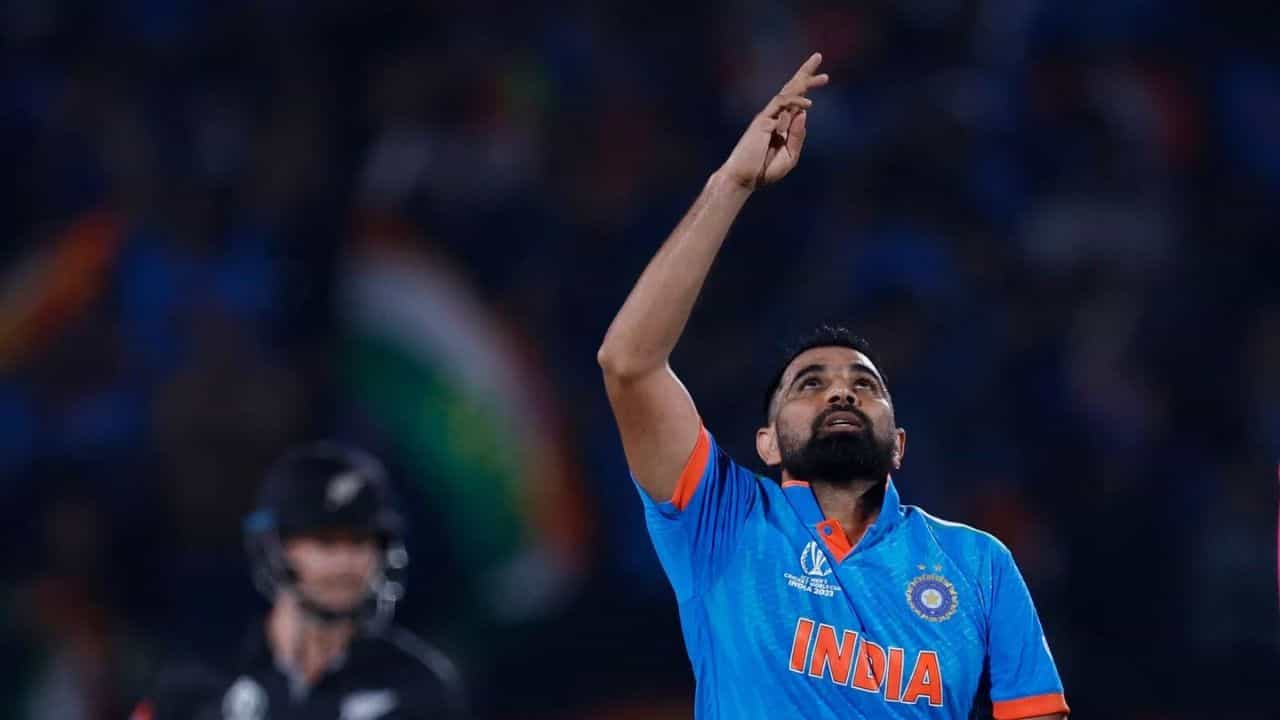 విల్ యంగ్ సహా మొత్తం ఐదుగురు బ్యాటర్లను షమీ పెవిలియన్కు చేర్చాడు. వన్డే ప్రపంచకప్లో ఇప్పటివరకు షమీ 37 వికెట్లు పడగొట్టాడు.